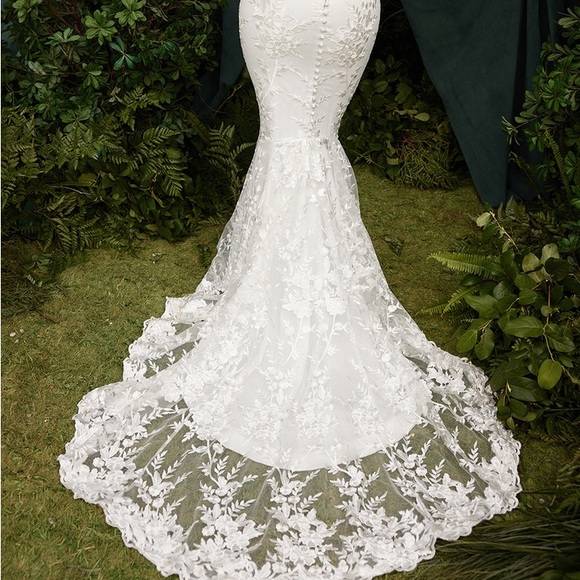 House of CB ‘SOLENE’ Bridal Gown + ‘SIMONE’ Viel - Picture 5 of 15